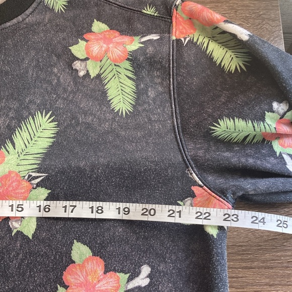 Mens EUC Floral and skull print Volcom sweater w/ pockets - Picture 4 of 7